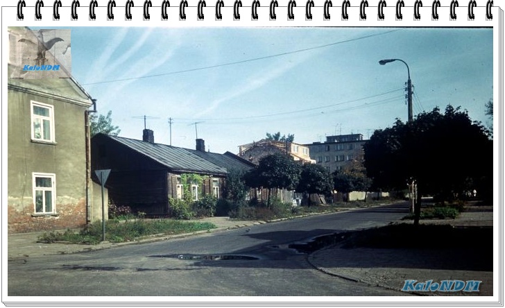 4 - Ulica Modlińska skrzyżowanie z Legionów - początek lat 90-tych.  Właścicieem był pan Sobierawski który produkował olej rzepakowy. Podczas okupacji teren getta.JPG